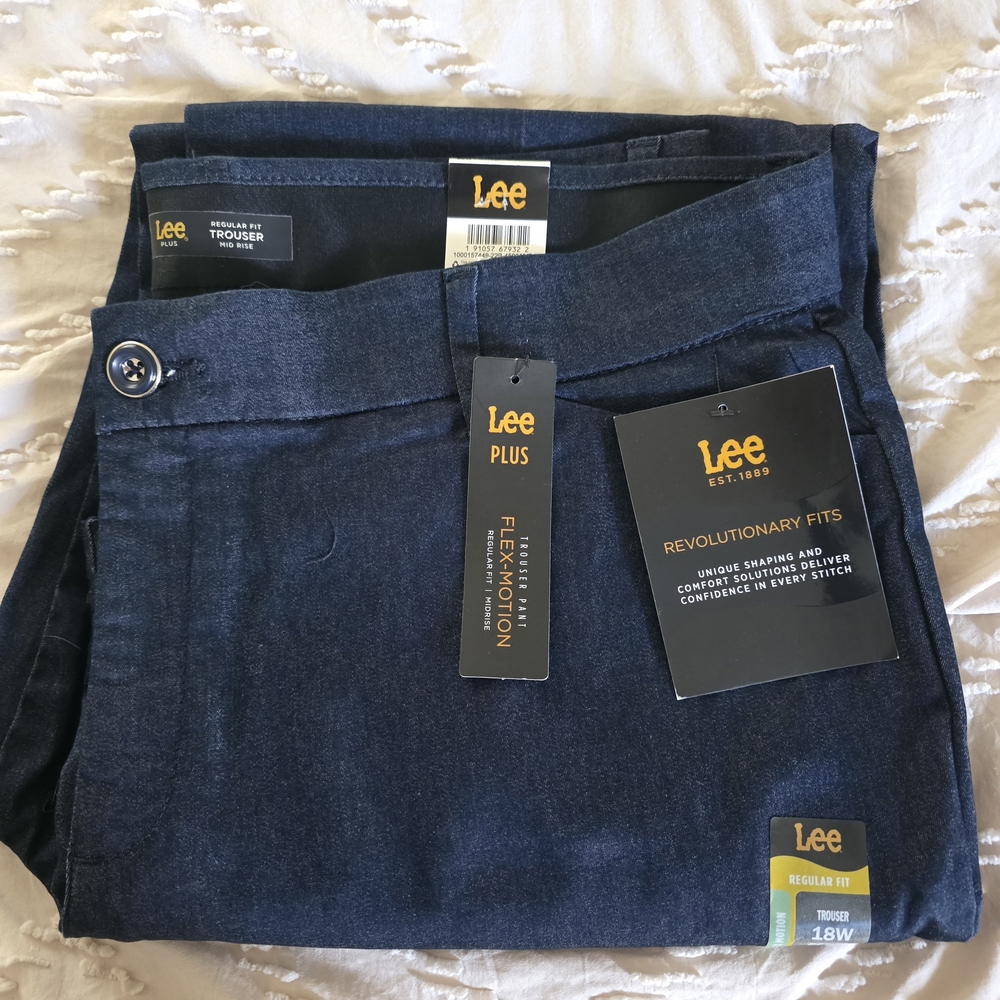 Lee Woman's Size 18w Petite Flex Motion  Dark Blue Jeans.